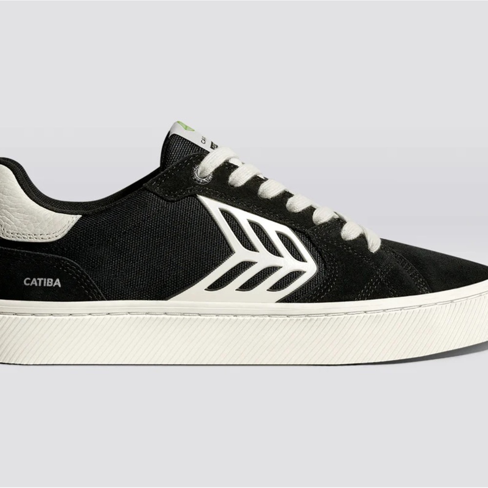NWOT Cariuma Catiba Pro Black and White Sneakers